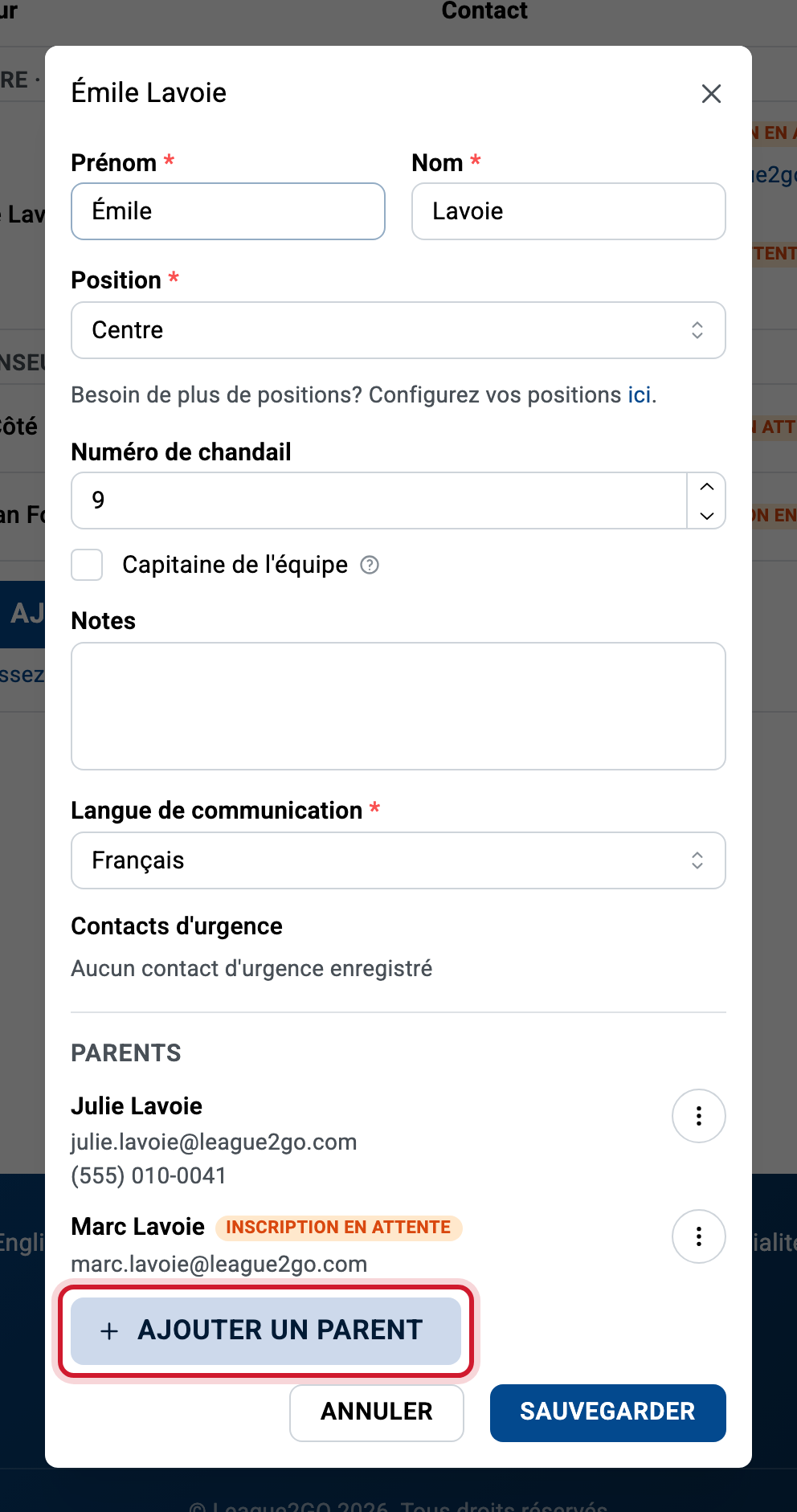 Le formulaire de joueur dans une ligue mineure : ni courriel ni téléphone pour l'enfant, mais une section Parents. Ajouter un parent ajoute un autre parent à l'enfant.