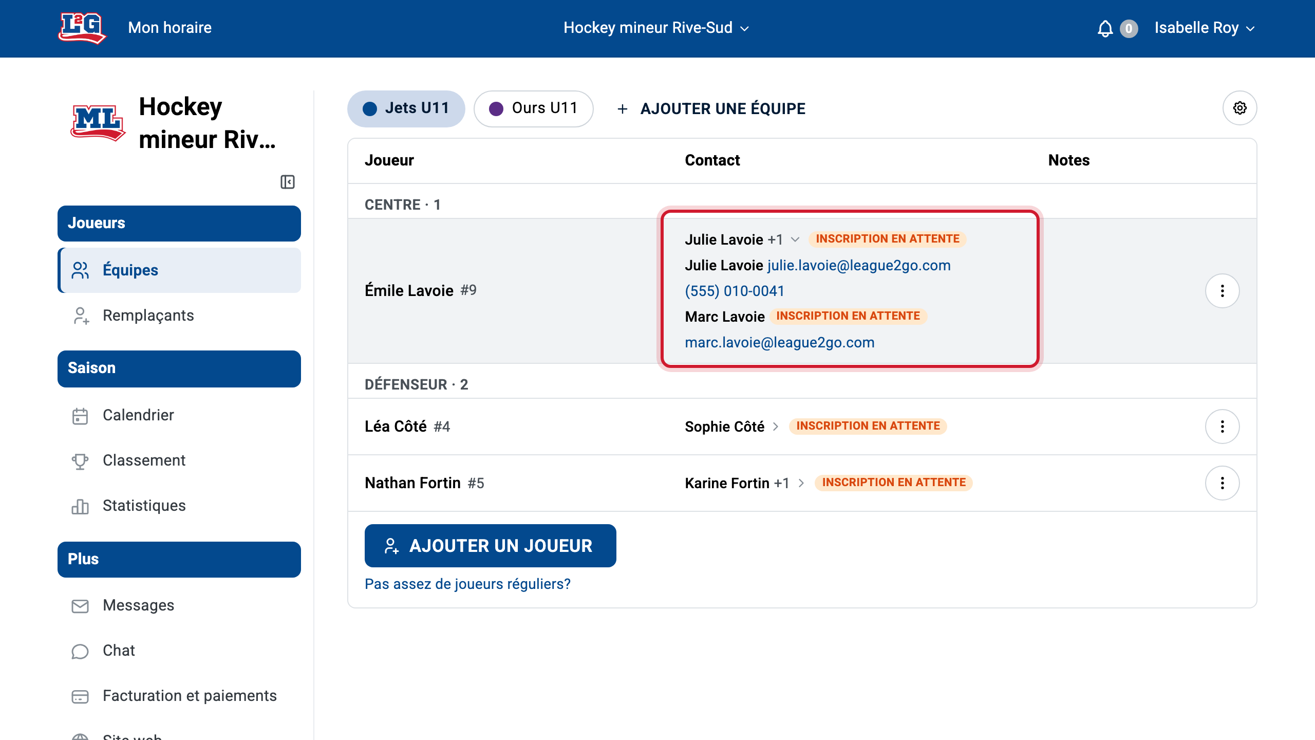L'alignement d'une ligue mineure : la colonne Contact liste les parents de chaque enfant, avec Inscription en attente à côté d'un parent qui ne s'est pas encore inscrit.